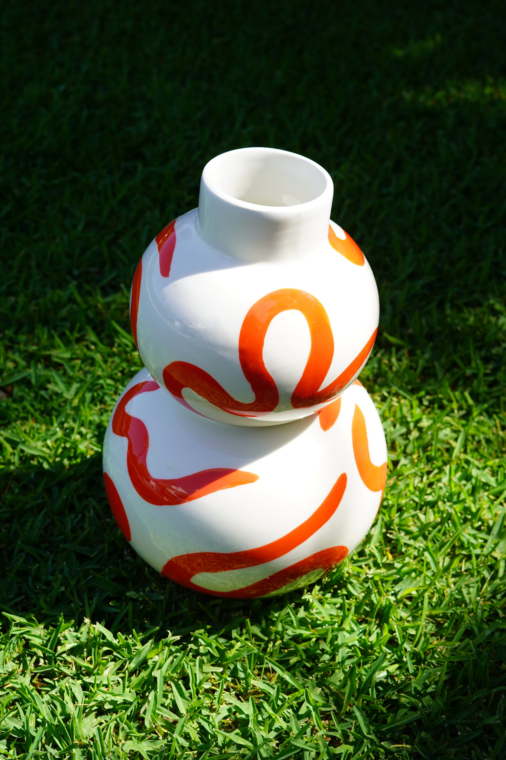 ~ White & red vase “Isla”